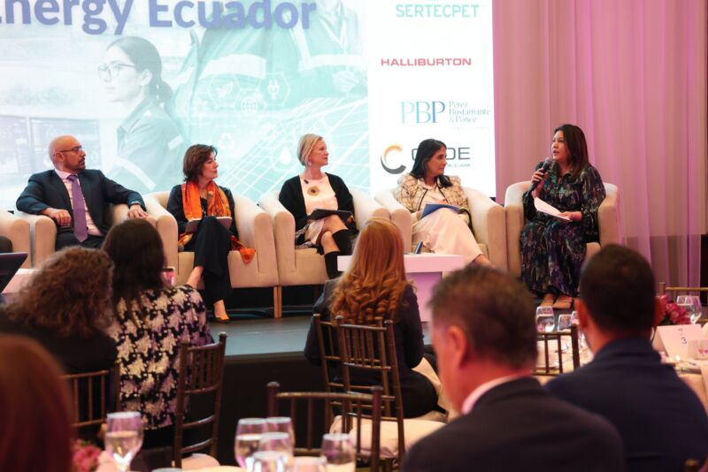 Image for the Tweet beginning: 🌎⚡ Más mujeres liderando la
